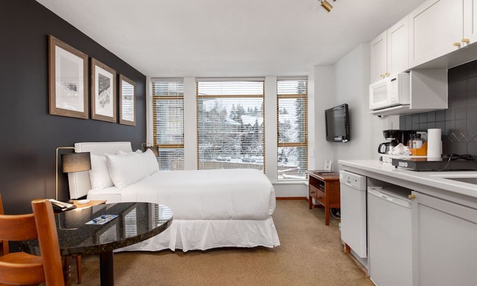 Whistler Cay Heights Apartamento | Hotel suite with AC, pool, & hot tub steps away from enchanting Whistler