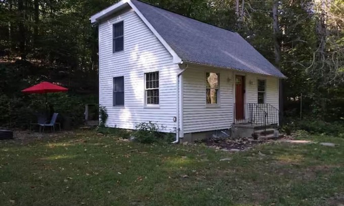 Newtown Cabaña | Charming Private and Serene cottage close to I-84 and shopping