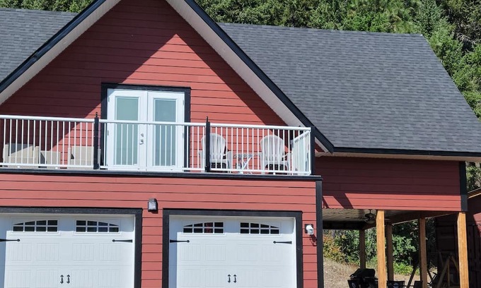 Grand Forks Casa | Cozy retreat, easy access to the Trans Canada Trail for hiking, biking and more!