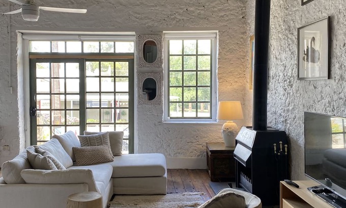 Upper Wakefield Apartamento | Stunning and Spacious Loft-Style Apartment in Historic Auburn