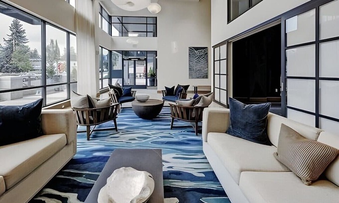 Mercer Island Apartamento | Chic Mercer island Urban Bedrooms w/ Gym & Roof deck