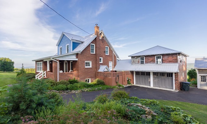 Boynton Casa | 4 bedroom, 1.5 bath, mountain views!