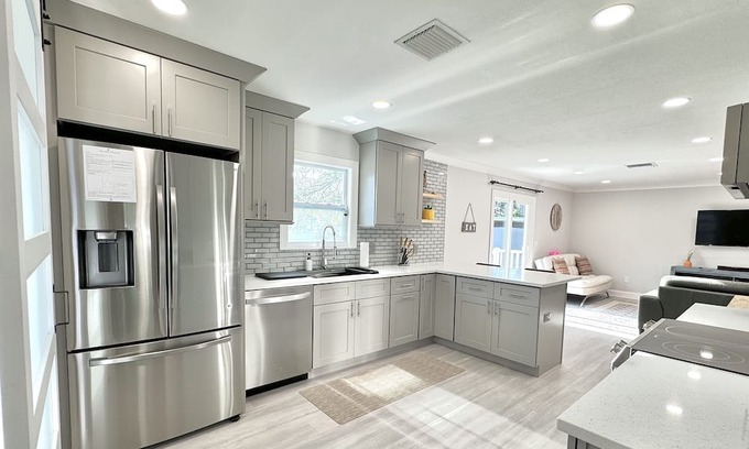 Walsingham Casa | LUXE 4BR Private Home Pool BBQ Boat Parking 3mi From Indian Rocks Beach