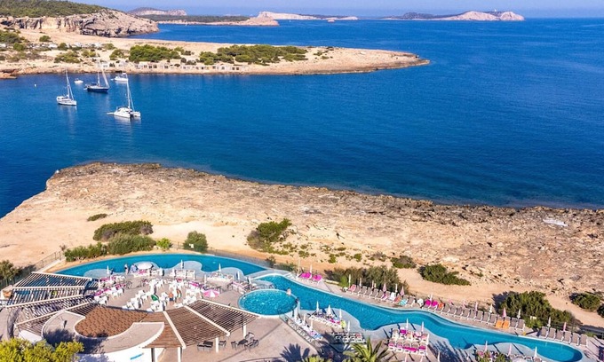Bahía de San Antonio Complejo | All inclusive swim up studio at family friendly Ibiza resort