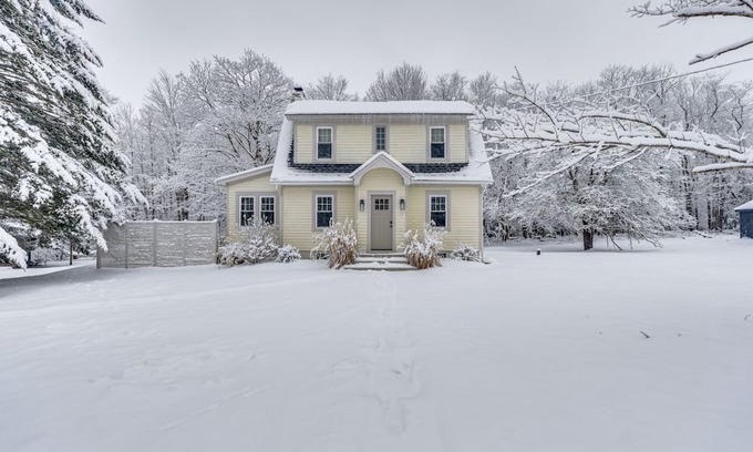 Livingston Manor Casa | Serene Livingston Manor Retreat w/ Private Hot Tub