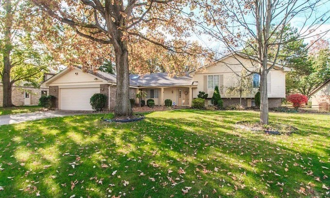 Dayton Casa | 6 Bedroom, Huge Yard Family Home for Entertainment in the heart of Centerville!