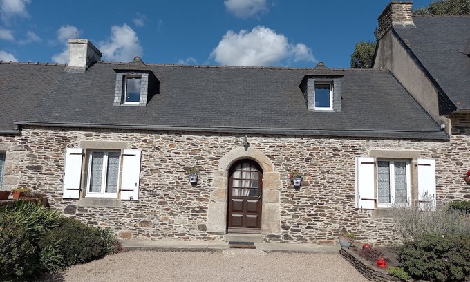 Garlan Casa | Holiday Home 'Gite De Kerroyal Ty - Anna' with Private Terrace and Wi-Fi