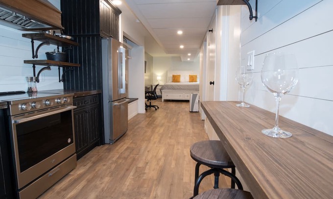 Tappen Apartamento | Cozy lower level suite with King bed, just outside of Salmon Arm!