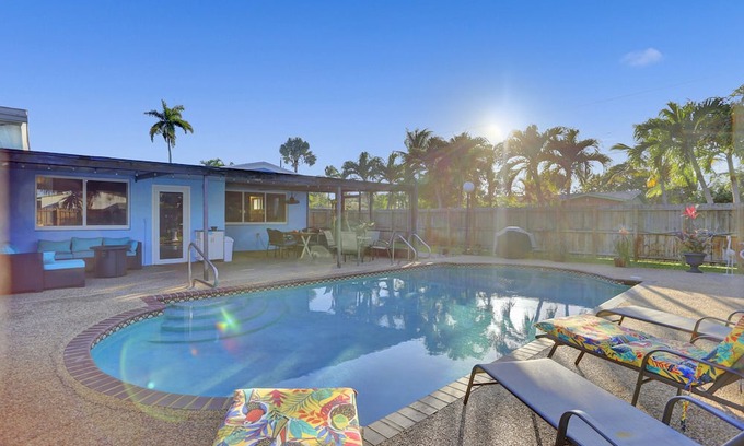 Oakland Park Villa | Spacious 5BDR villa with Pool, BBQ, Tennis Table, Air Hockey