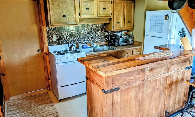 Meadow Lakes Cabina | Classic Alaskan Log Cabin on Lake, Sleeps 5 - 7