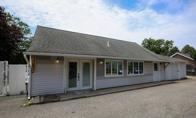 East Patchogue Cabaña | Entire Cozy Guest House