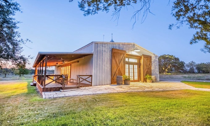 Lampasas Otro | Charming farmhouse with 4 bedrooms and breathtaking views on a quiet ranch.