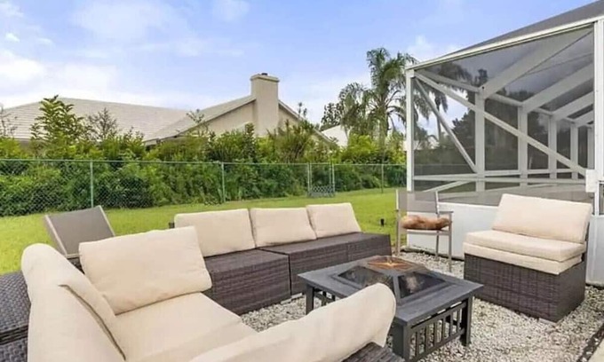 Wellington Casa | Massive 6 bedroom with pool!