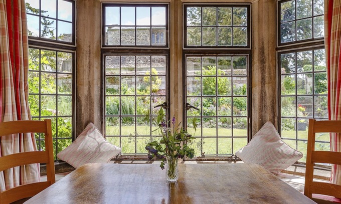 Swindon Casa | Pet friendly, comfortable Grade 2 listed manor complete with Aga, fires etc.