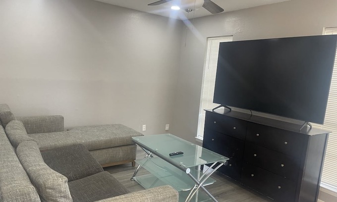Spring Branch Central Apartamento | Quiet and peaceful place right by memorial !
