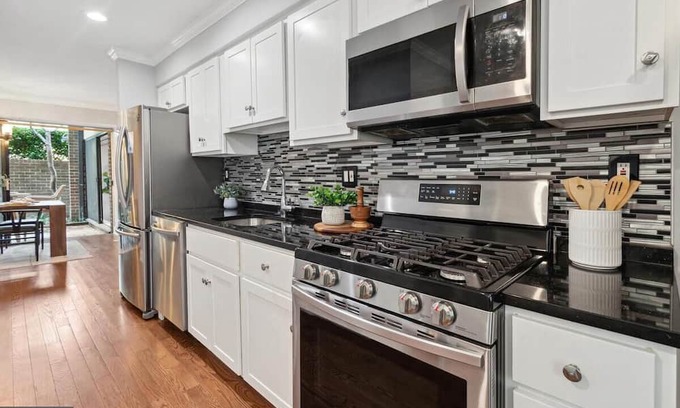 Forest Glen Apartamento | Tranquil, elegant living in the heart of Silver Spring!