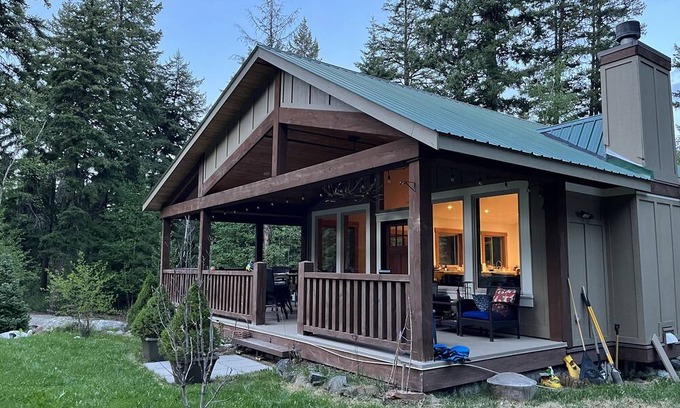 Squamish-Lillooet Regional District Cabina | Cozy mountain cabin retreat steps to trails and beautiful Gun Lake.