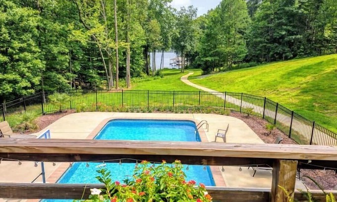 Semora Casa | Lakefront with Pool-Ideal getaway for family, friends or co-workers