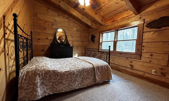 Alpine Lake Cabina | There is nothing like getting cozy at the Cozy Cabin!!! An amazing 3 bedroom cabin open year round.