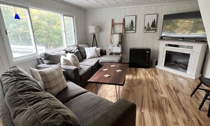Kingfield Casa | Cozy Ski Retreat near Sugarloaf