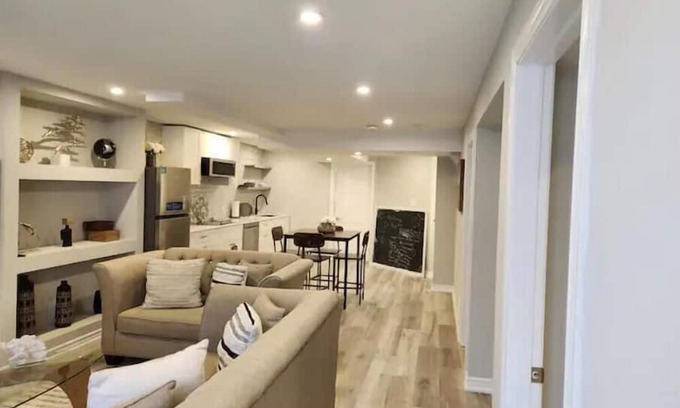 Durham Region Casa | Stylish Retreat in North Oshawa