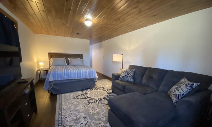 Washington Apartamento | Pet friendly Studio Apartment on quiet street with extra large parking garage!