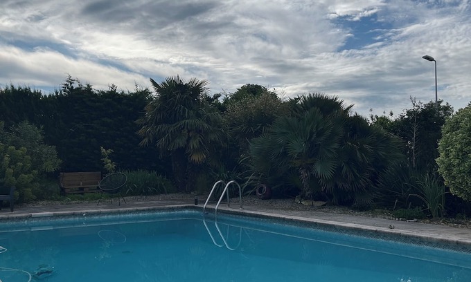 Trizay Cama Y Desayuno | Chambre Indépendante et Privative Avec Terrasse et Piscine à 20 min des Plages