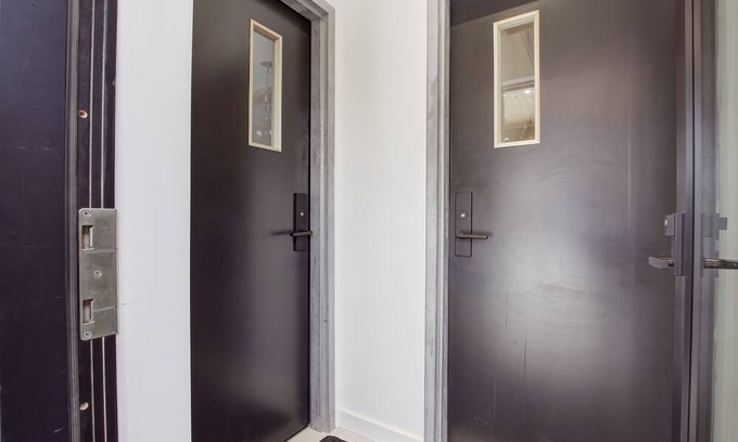 The Beaches Casa | Spacious 2 level apartment by Woodbine Beach