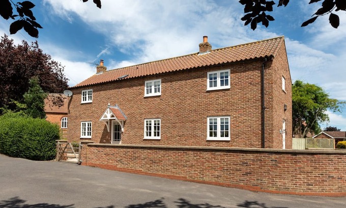 Storwood Casa | ASHLEY COTTAGE, pet friendly, with open fire in Seaton Ross