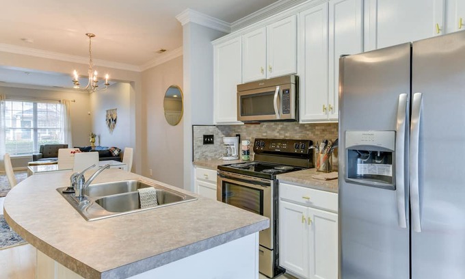 Mountain Island Casa | Cozy Charlotte Townhome Rental ~ 11 Mi to Uptown!