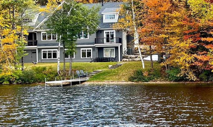 New London Casa | Stunning 2022 built lake house w/ gym, 6 kayaks, screened porch, 2 tv areas