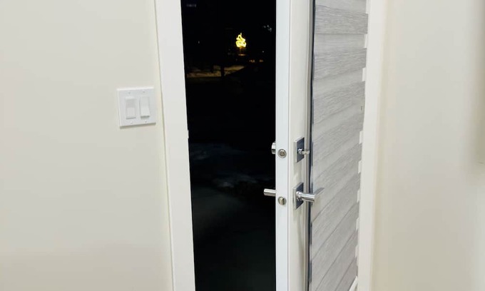 Calgary Casa | Airport Oasis: Stylish 1-BR Suite with Memory Foam King Bed, Private Bath