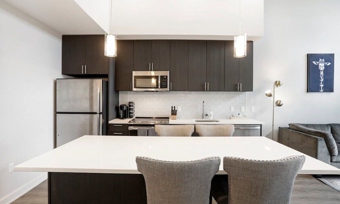 McLean Apartamento | Welcome to our luxurious 2-bed, 2-bath apartment in the heart of McLean Commons!