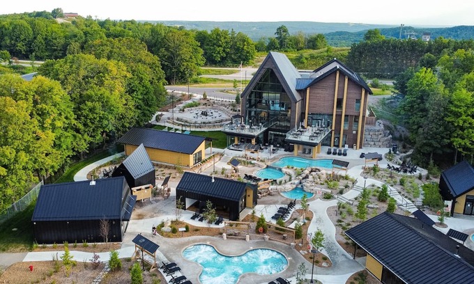Oro-Medonte Chalet De Esquí | Escape the City in our Chalet Townhouse for 8 - w/ Jacuzzi & Access to Pool /Gym