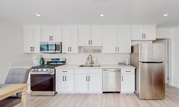 Northridge Casa | Stylish, sunny retreat with patio & W/D - near golf & theme parks - dog-friendly