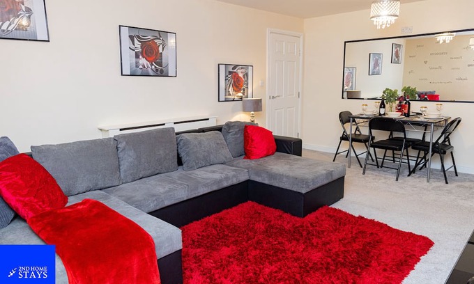 West Bromwich Apartamento | 2ndHomeStays-West Bromwich- 2-Bedroom Maisonette