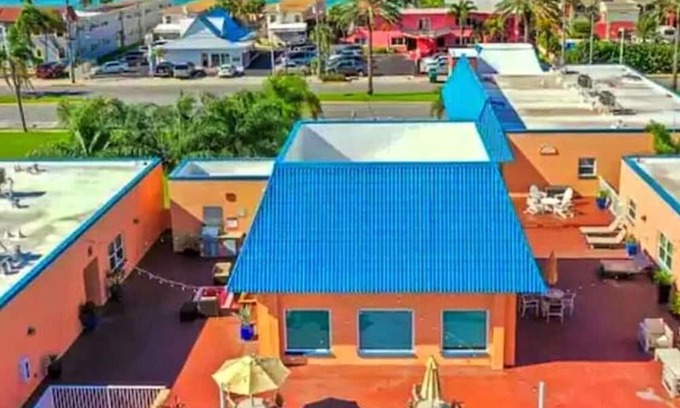 North Redington Beach Condominio | Amazing 1st Floor Poolside Condo Steps to Beautiful North Redington Beach