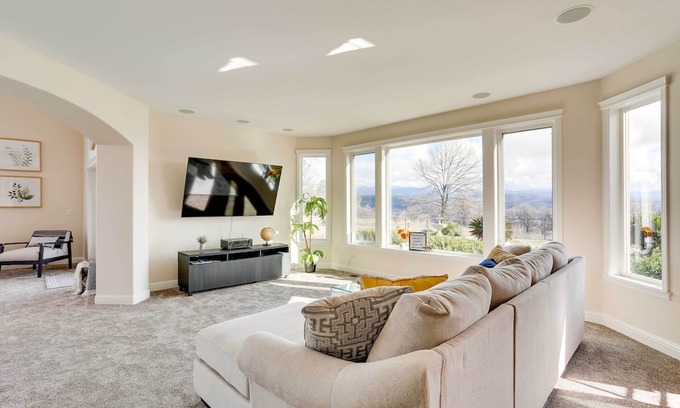 Bella Vista Casa | Spacious Oak Run Home w/ Panoramic Mountain Views!