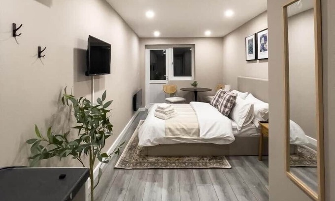Roxeth Apartamento | Private double bedroom with bathroom and amenities