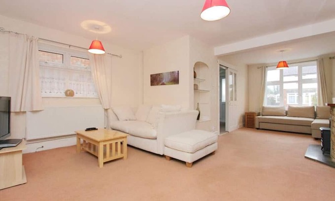 Andover Casa | Large cosy house ideal for corporate lets