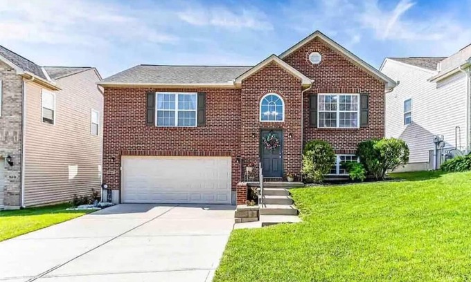 Burlington Casa | “Journey” “Florence in KY Entire bi-level house