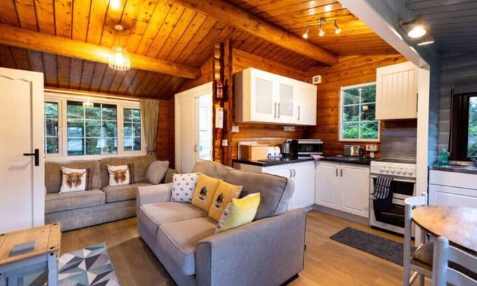 Ffestiniog Cabina | Mountain View 2 bed Log Cabin: Snowdonia Adventure
