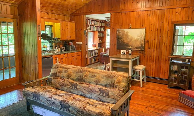 Swartswood Cabina | Rustic Lakefront Cabin with Cozy Reading Nook