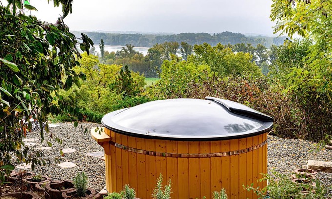 Veroce Cabaña | Dragonfly lodge - private house with hot tub and view to the Danube/mountains