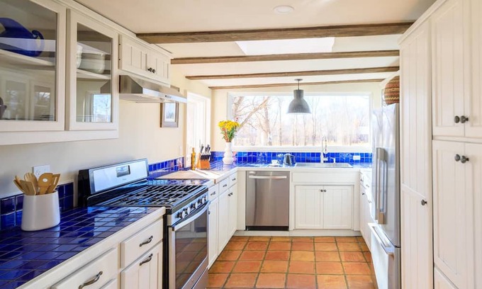 Taos Casa | THE BARN — Stylish Riverfront Home, Hot Tub, EV Charger, Fast Wifi, Nature Walk