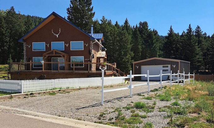 Bellevue Cabaña | Mountain cottage huge master bedroom pet friendly sauna, hot tub, deck