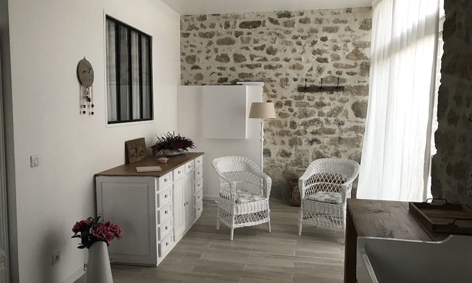 Augeres Cabaña | Cottage "Gîte Les Trois Chênes" with Private Terraces, Private Garden & Wi-Fi