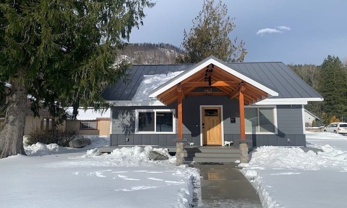 Skykomish Casa | Cozy house in historic Skykomish minutes away from Skiing, Hiking, and the bar!!