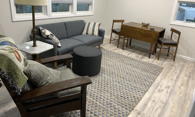 Weehawken Apartamento | Carriage House Apartment including Garage- 5 min transport to NYC 30 day minimum
