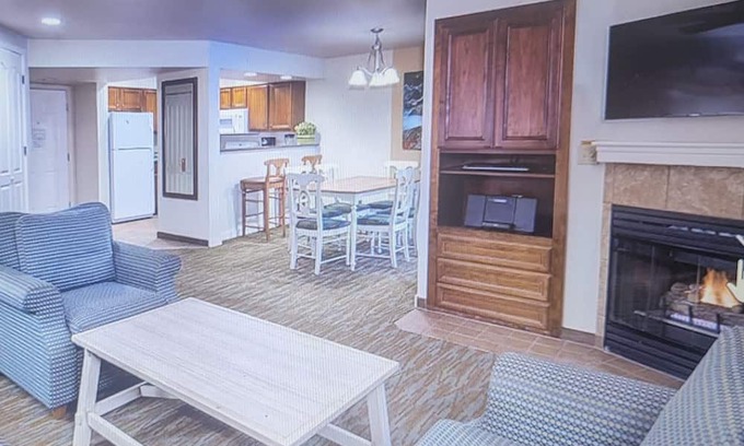 Round Hill Village Apartamento | Cozy spacious 3-bedroom apt sleeps8 in Zephyr Cove with Wi-Fi, fitness room